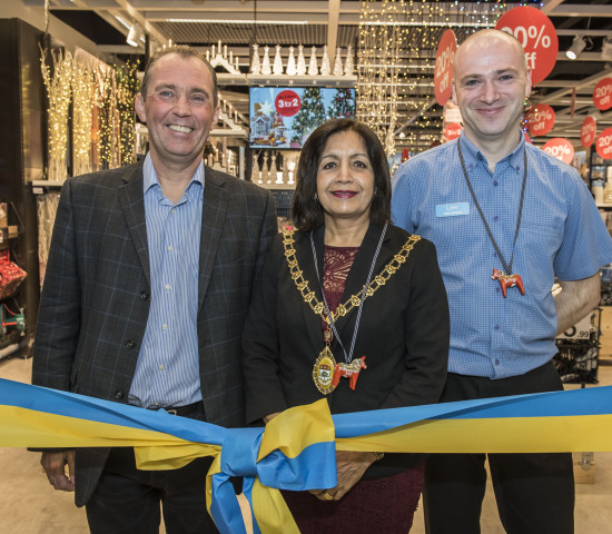 Mark Gregory, Country Manager Clas Ohlson UK, Councillor Harbhajan Kaur Dheer, Mayor of Ealing, Lee Hodds, Store Manager Clas Ohlson Ealing.
Mark Gregory, Country Manager Clas Ohlson UK, Councillor Harbhajan Kaur Dheer, Mayor of Ealing, Lee Hodds, Store Manager Clas Ohlson Ealing.