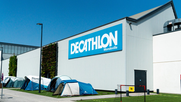 The French sporting goods retailer Decathlon is part of the Association Familiale Mulliez. The French sporting goods retailer Decathlon is part of the Association Familiale Mulliez.